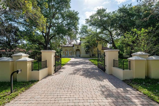 6075 SW 85th Avenue, Miami, FL 33143