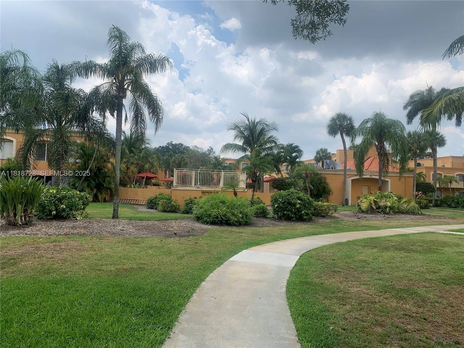 17911 NW 68th Avenue O104, Hialeah, FL 33015 photo 29