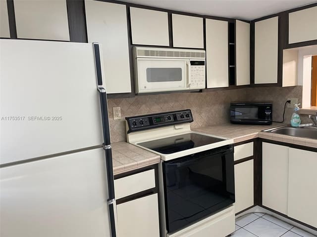 300 NW 107th Avenue 106, sold in Laguna Club East Condo, Miami, FL