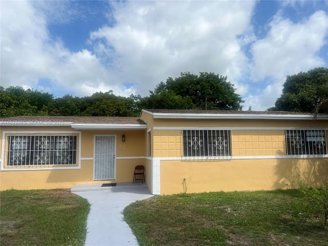 821 NW 183rd Drive, sold in Norwood 3rd, Miami Gardens, FL