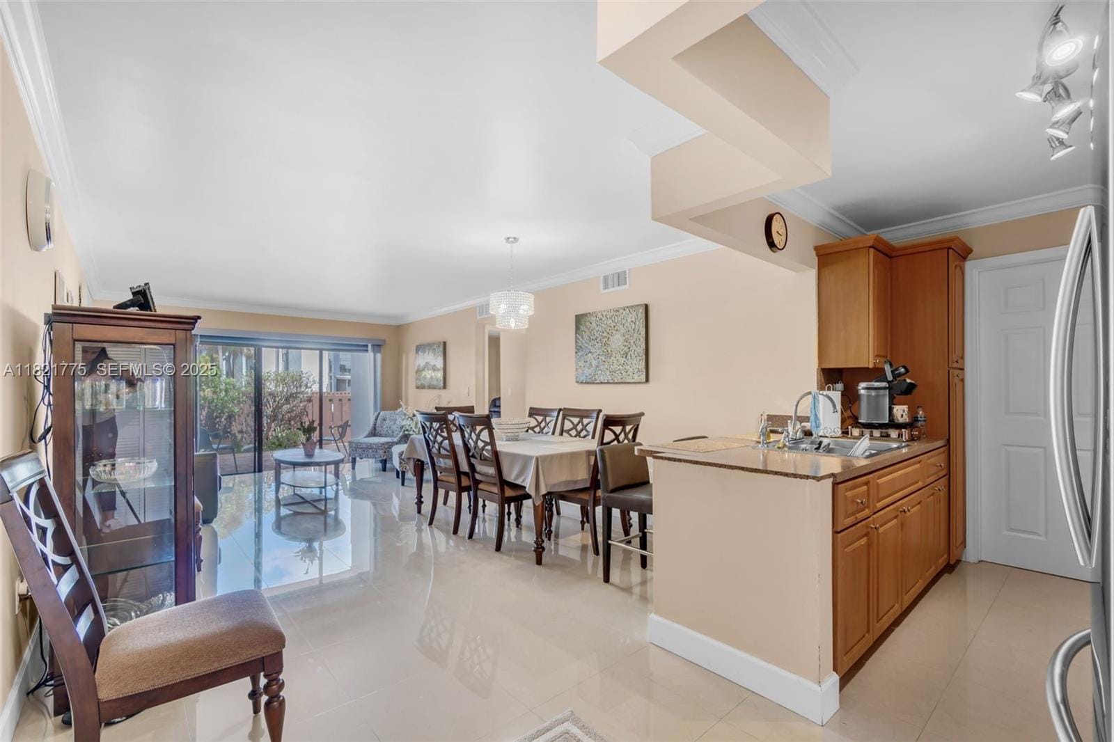 460 W Park Drive 104, Miami, FL 33172