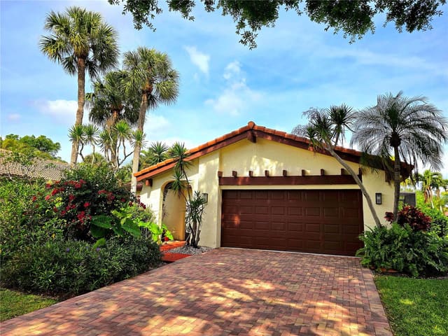 5645 Lakeview Mews Drive, sold in Villas Of Green Glen Ii-B, Boynton Beach, FL