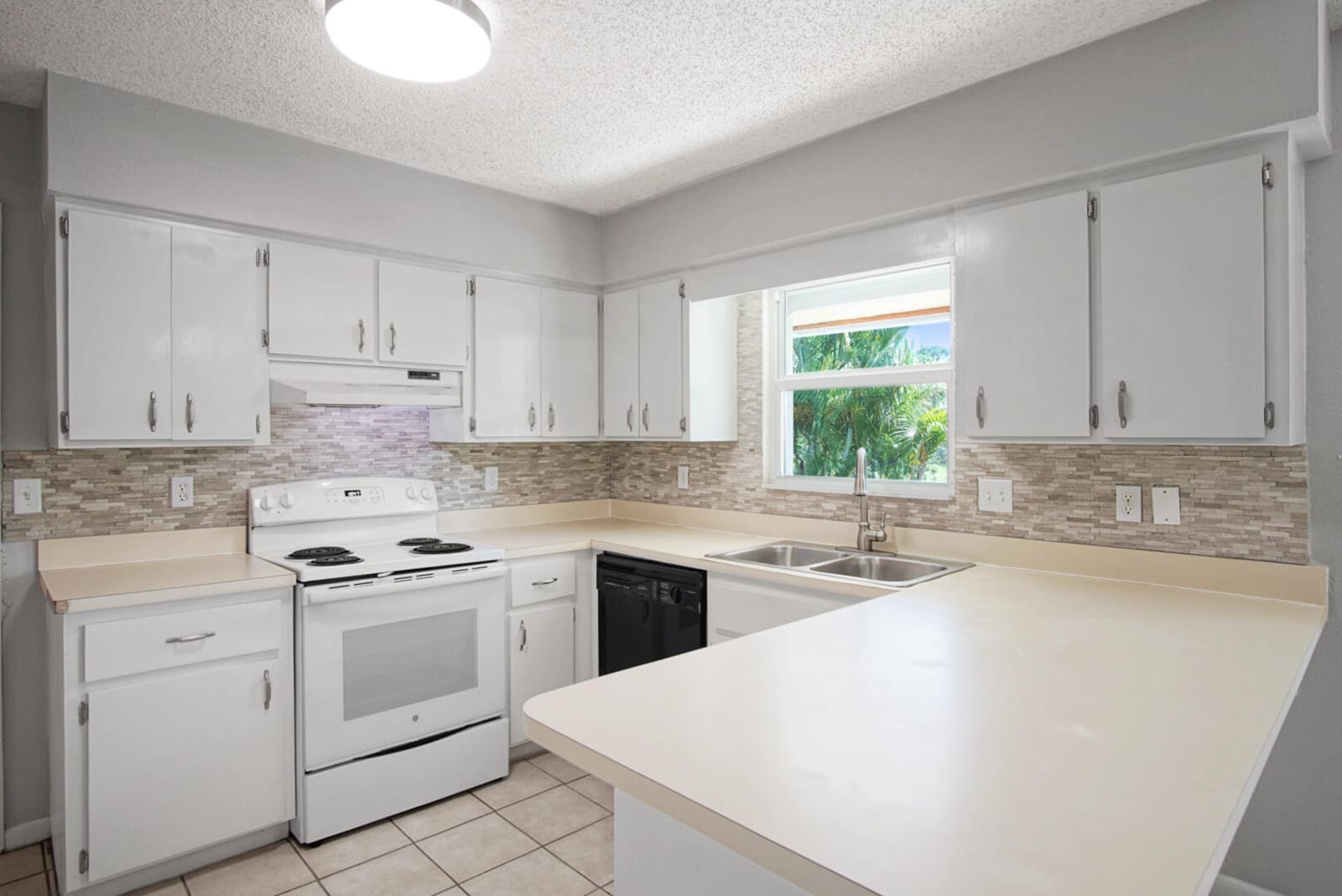 4903 Sunset Boulevard — photo 3