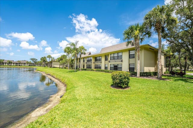 14 Plantation Drive 105, sold in Vista Plantation Phase I & Ii, Vero Beach, FL