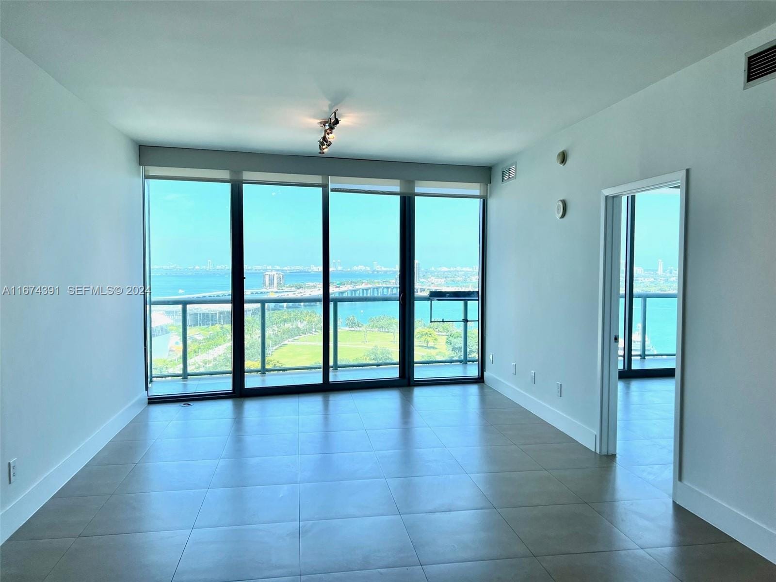 888 Biscayne Boulevard 1811 — photo 2