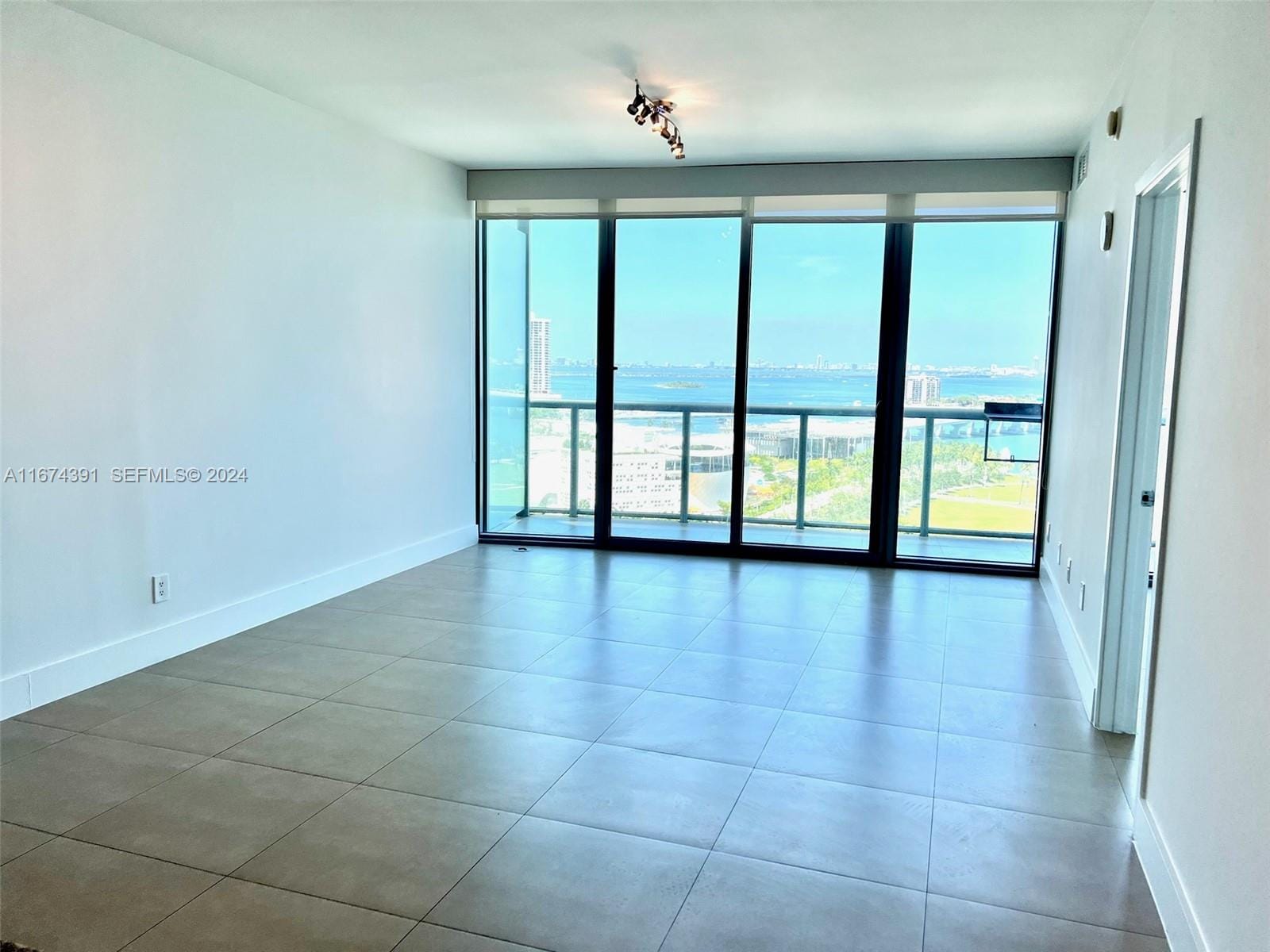 888 Biscayne Boulevard 1811 — photo 3
