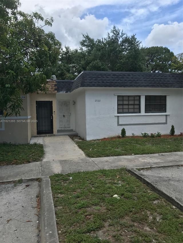 21102 NW 39th Avenue, sold in Vista Townhouse Sec C, Miami Gardens, FL