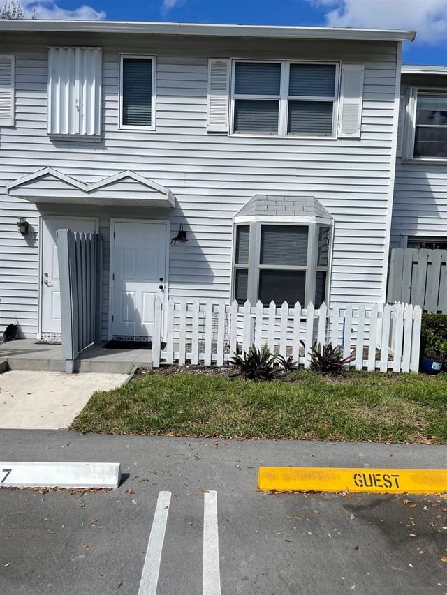 17 SW 3rd Street 17, sold in Lakebridge, Pompano Beach, FL