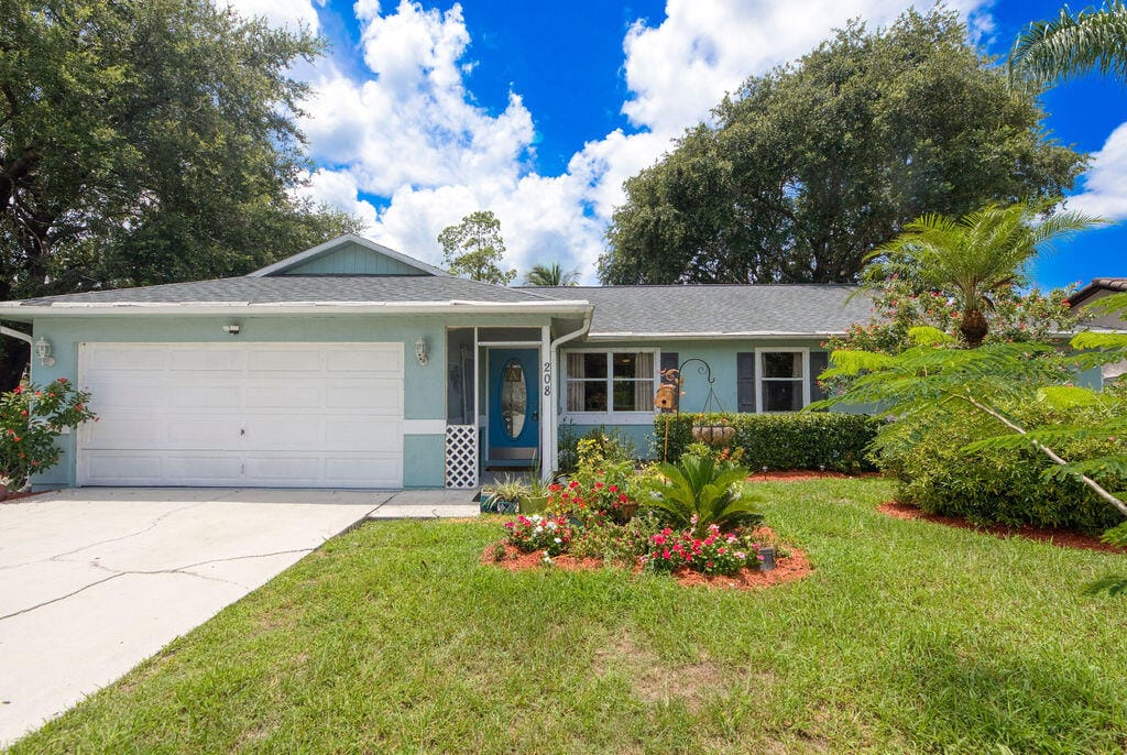 208 SE Sims Circle, Port St. Lucie, FL 34984