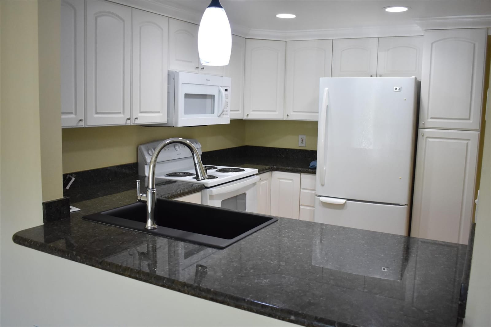 1000 River Reach Drive 215 — photo 2
