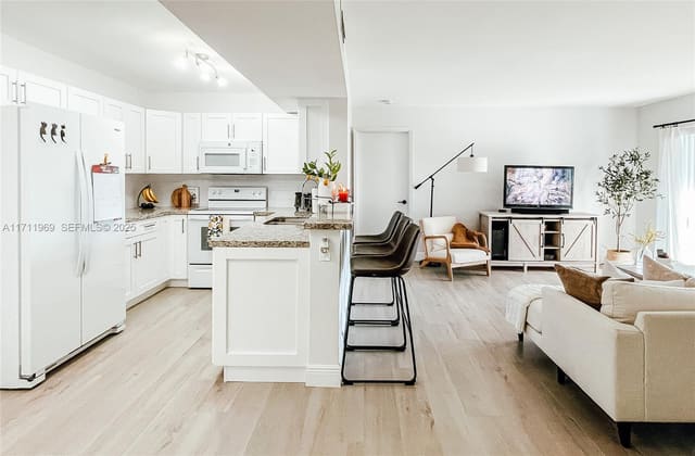 200 W Palm W Circle 203, Pembroke Pines, FL 33025