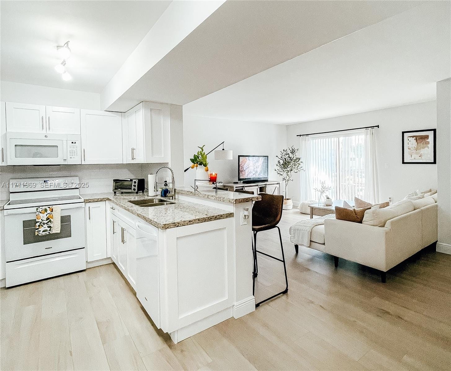 200 W Palm W Circle 203, Pembroke Pines, FL 33025 photo 2