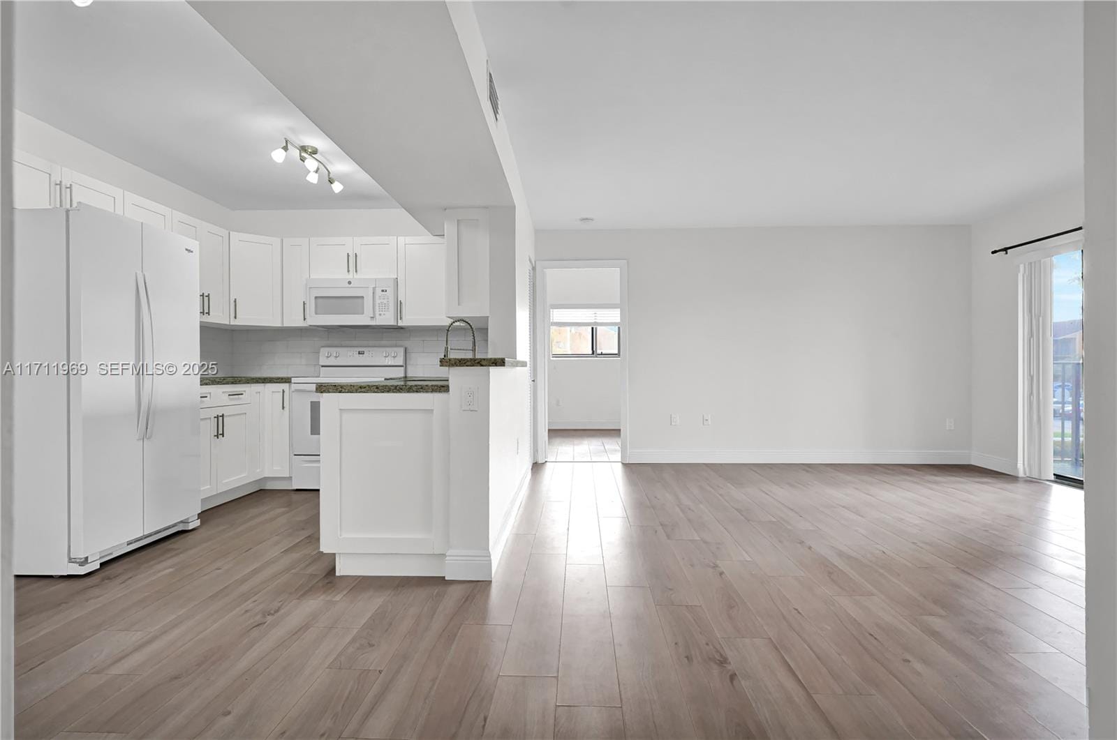 200 W Palm W Circle 203, Pembroke Pines, FL 33025 photo 3