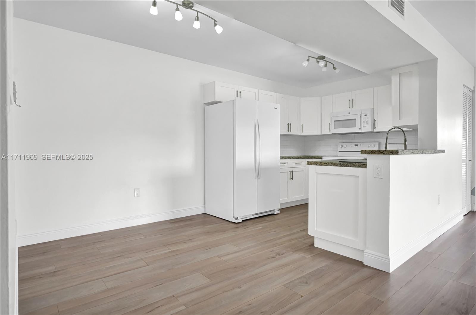 200 W Palm W Circle 203, Pembroke Pines, FL 33025 photo 8