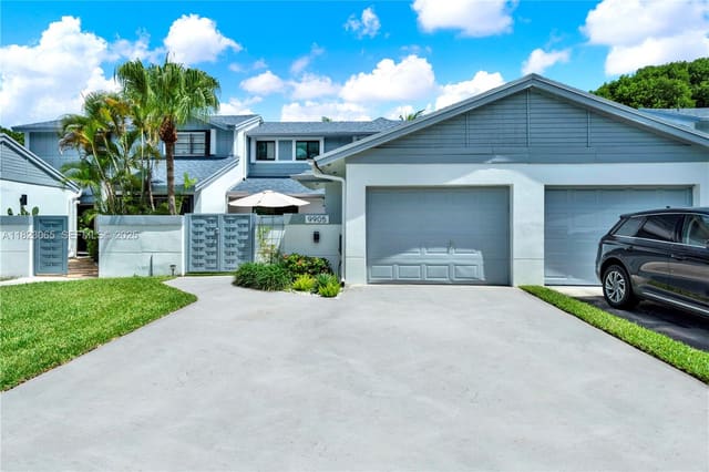 9905 NW 52nd Lane, sold in The Townhomes Of Doral Oa, Doral, FL