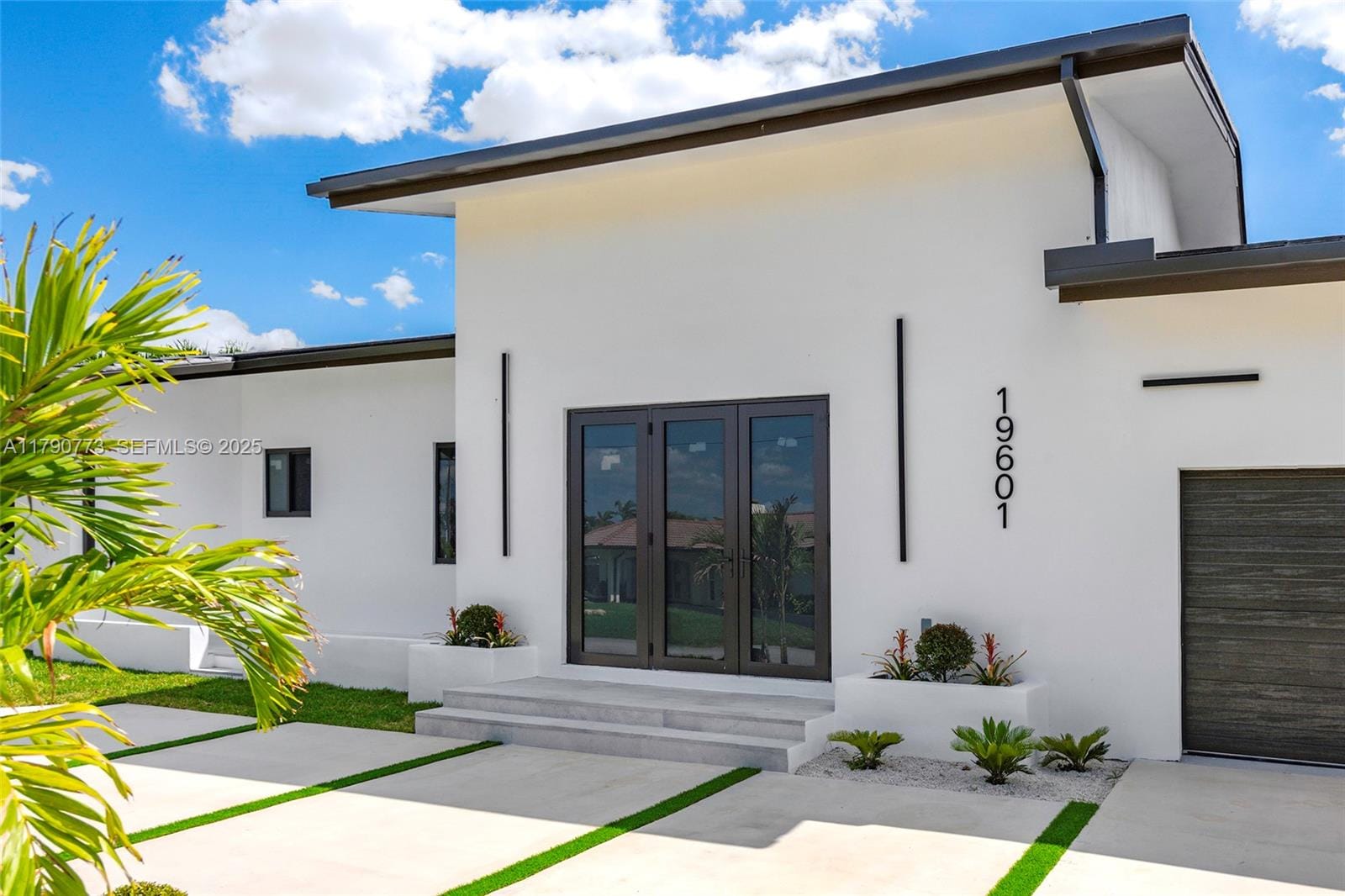 19601 E Saint Andrews Drive, Hialeah, FL 33015 photo 17