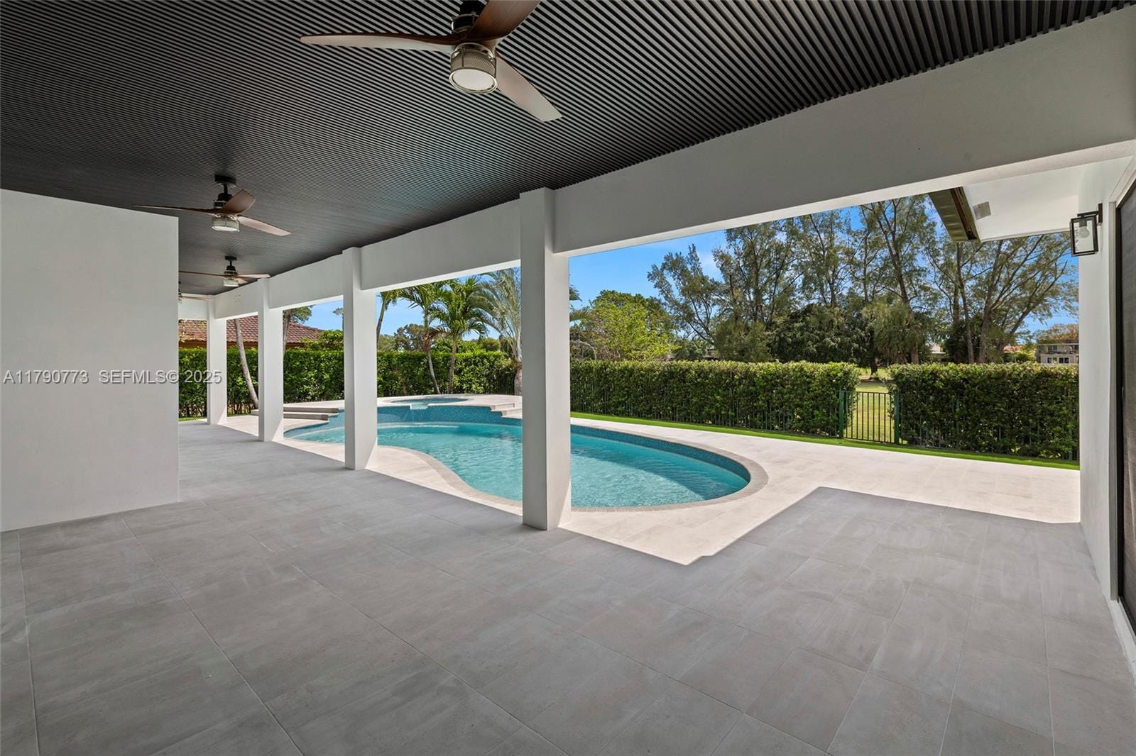 19601 E Saint Andrews Drive, Hialeah, FL 33015 photo 6