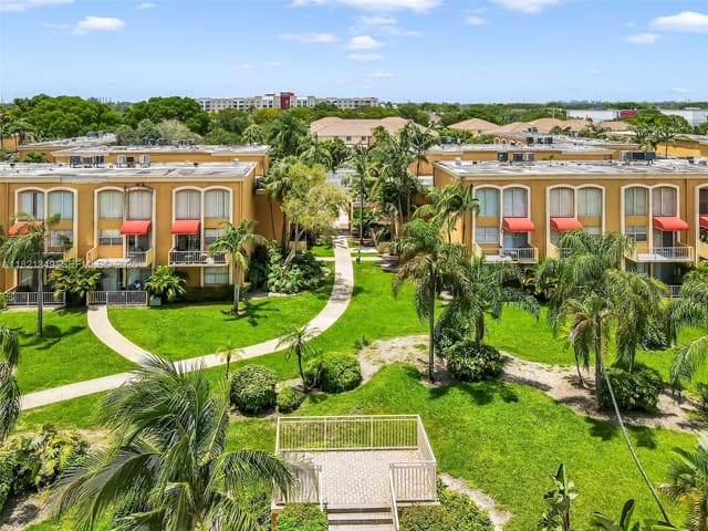 17901 NW 68th Avenue Q102, Hialeah, FL 33015