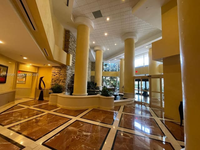 20281 E Country Club Drive 810, Aventura, FL 33180