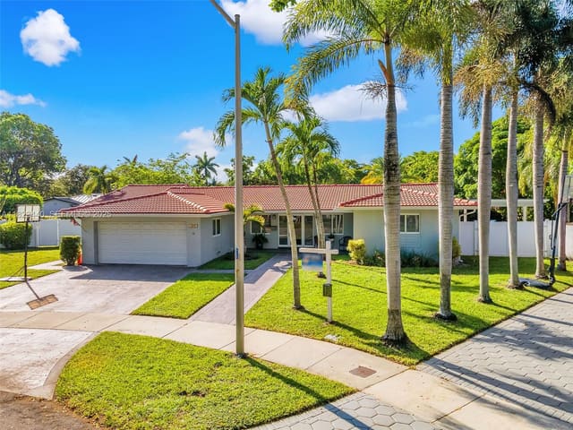 6919 Willow Lane, sold in Villas Of Miami Lakes, Miami Lakes, FL