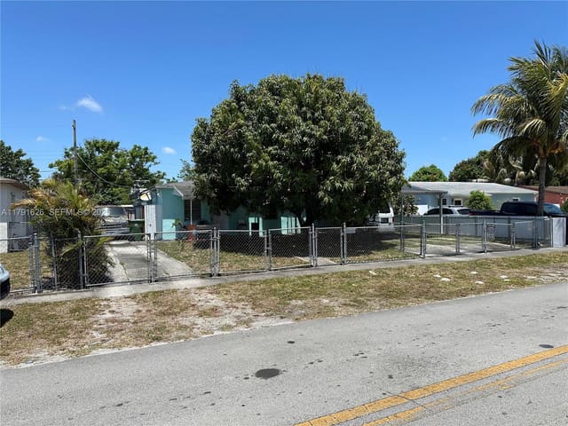 911 E 39th Place, Hialeah, FL 33013