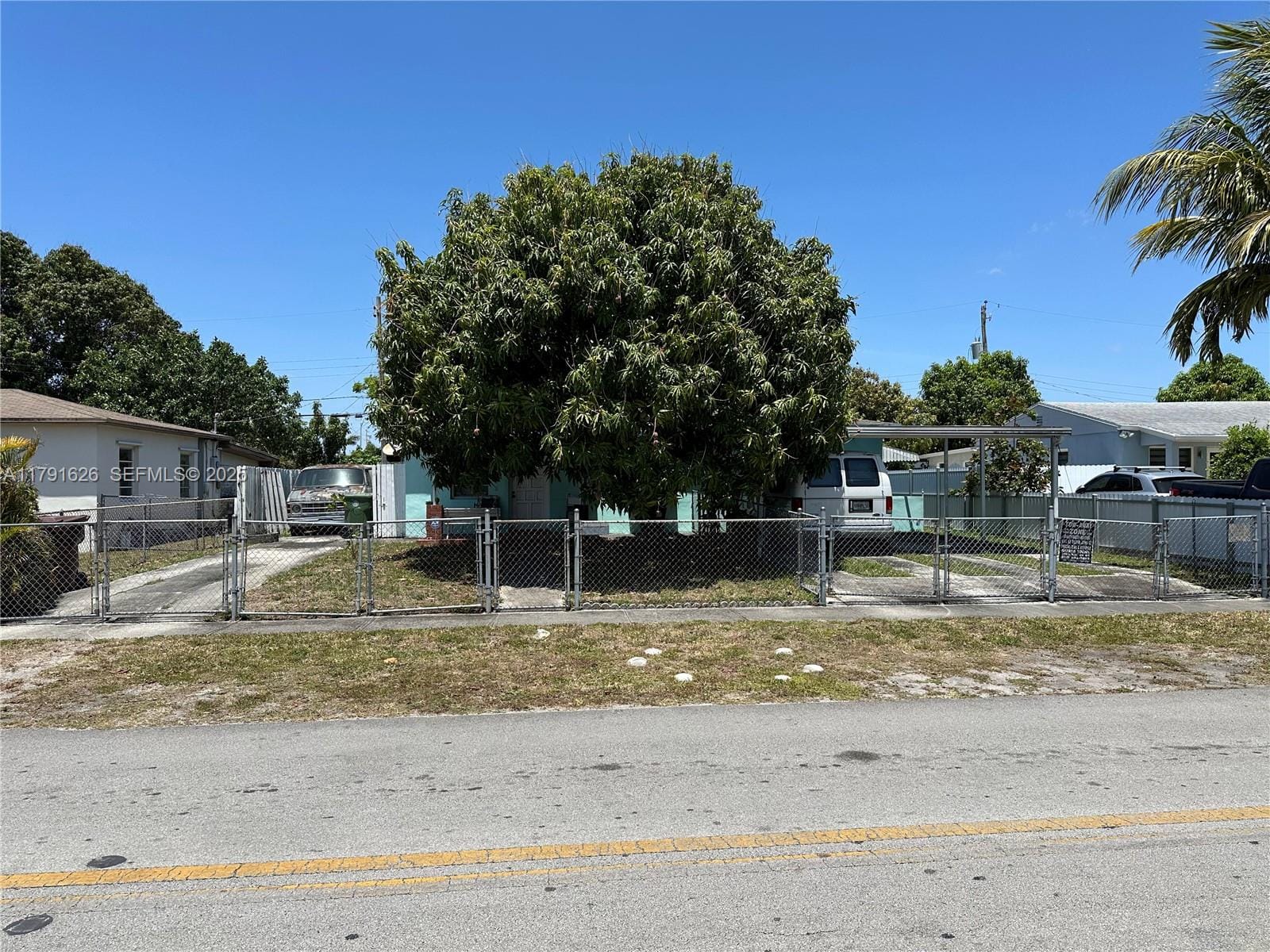 911 E 39th Place, Hialeah, FL 33013 photo 2