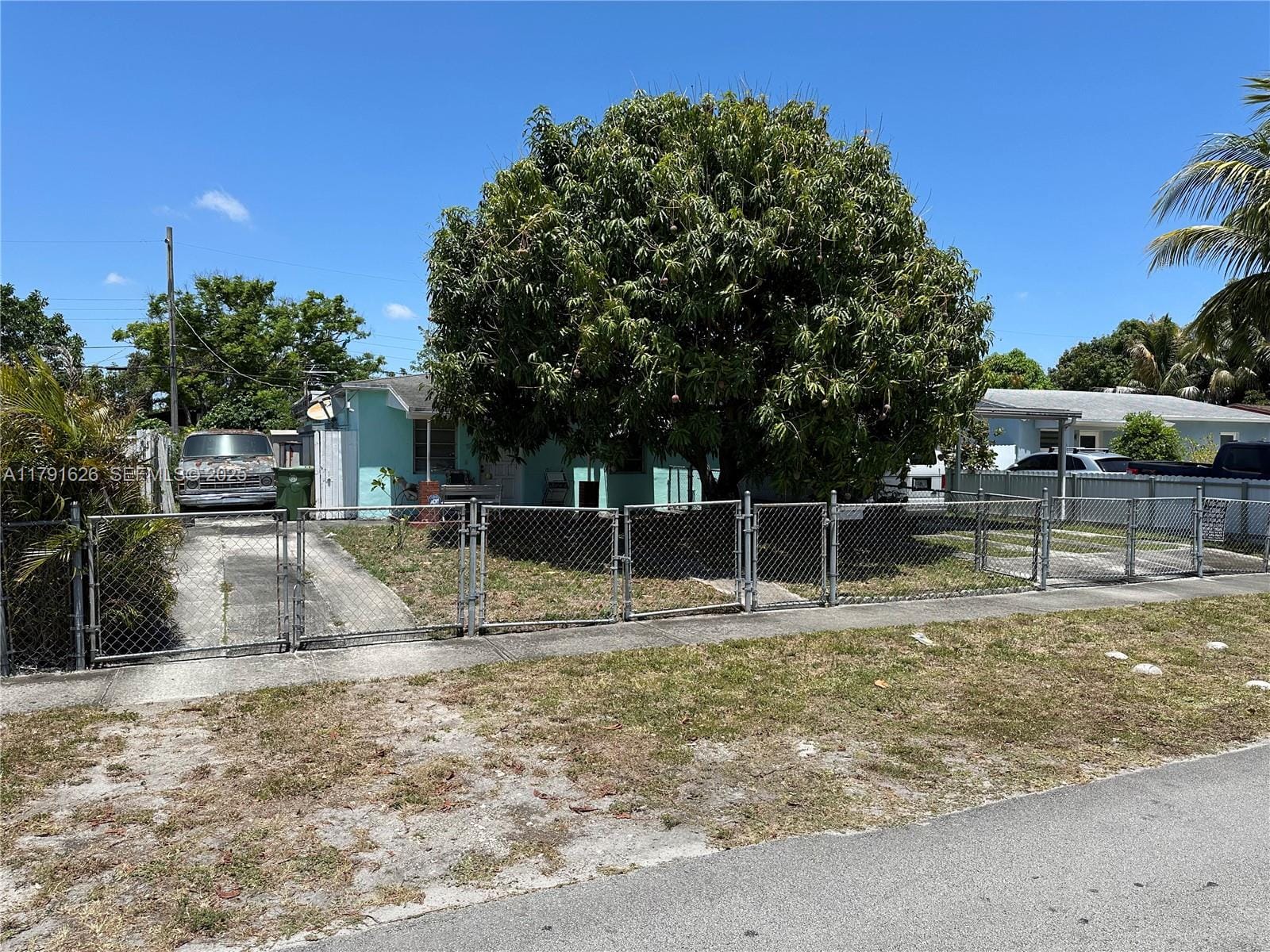 911 E 39th Place, Hialeah, FL 33013 photo 3