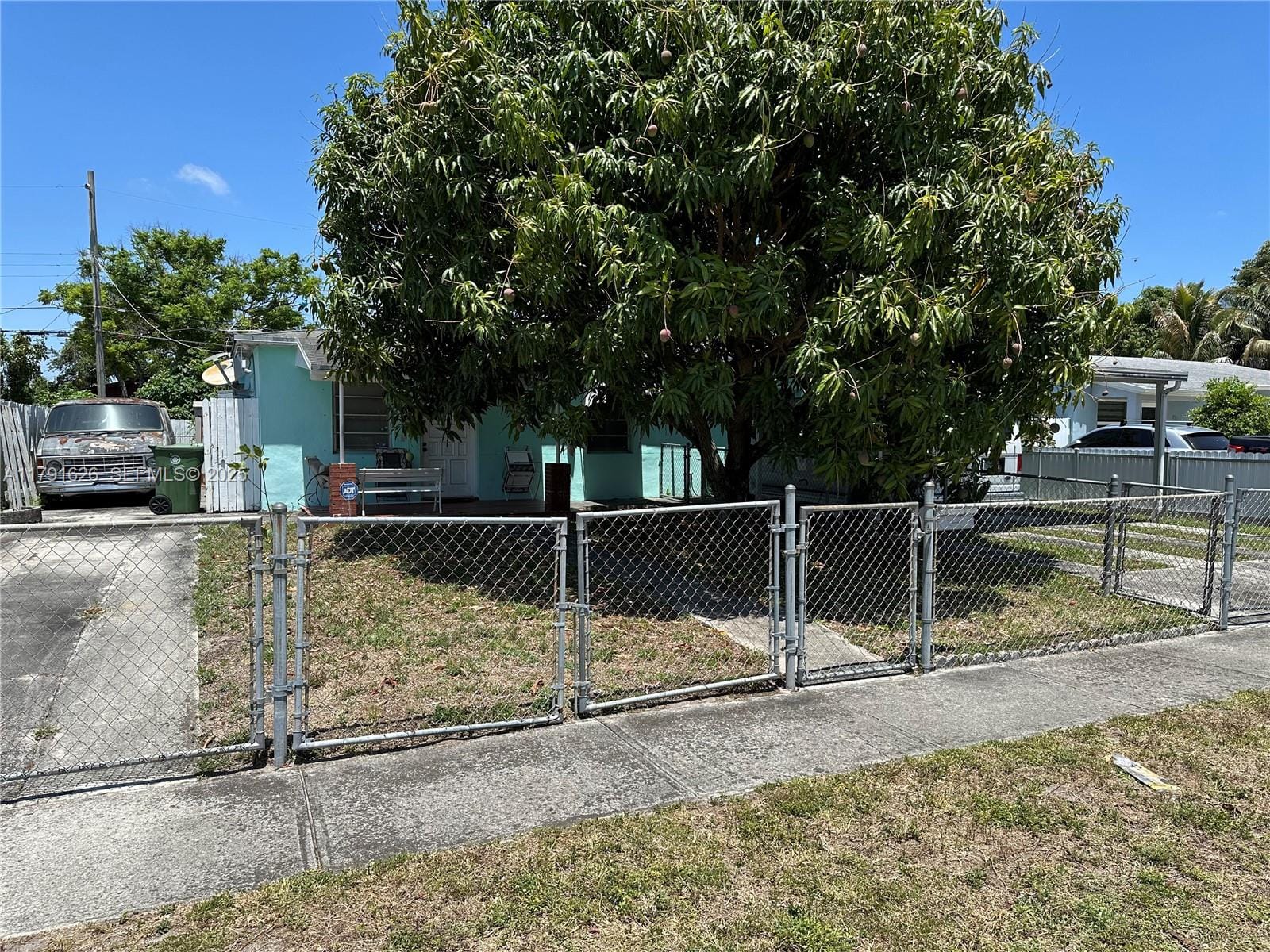 911 E 39th Place, Hialeah, FL 33013 photo 4