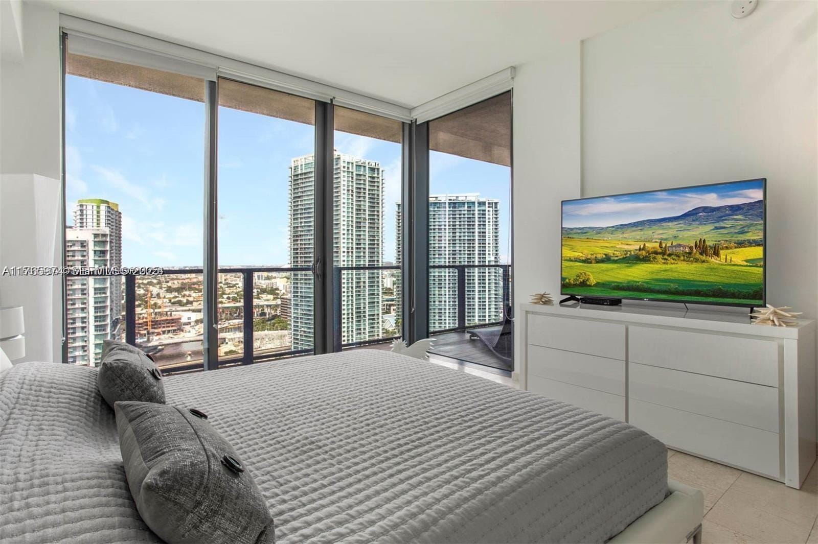 68 SE 6th Street 2412, Miami, FL 33131 photo 9