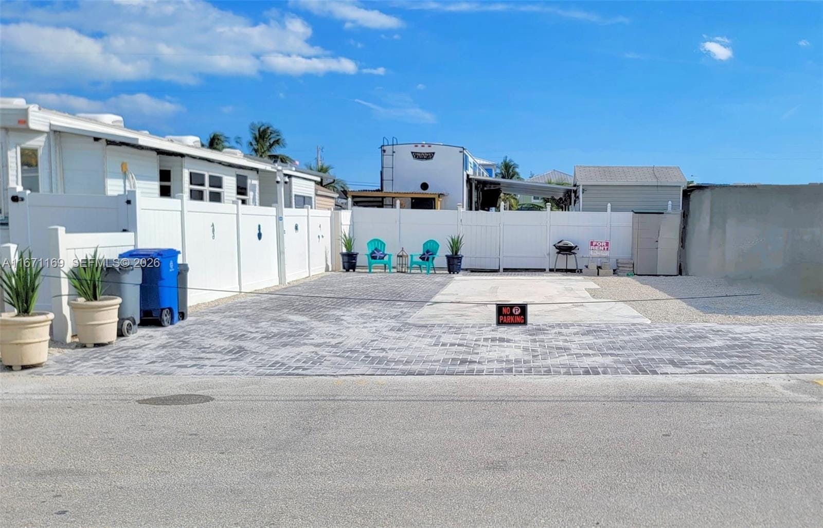 325 Calusa Street — photo 2