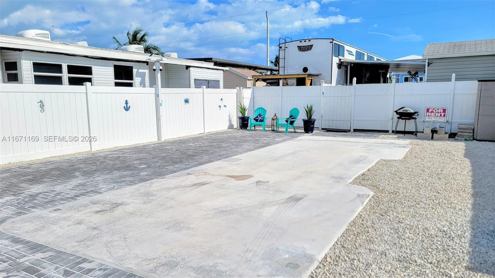 325 Calusa Street — photo 3