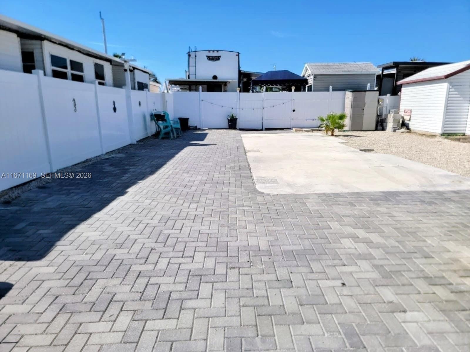 325 Calusa Street — photo 4