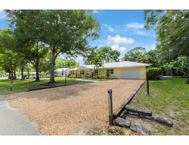 1125 41st Avenue, sold in Malaluka Gardens, Vero Beach, FL
