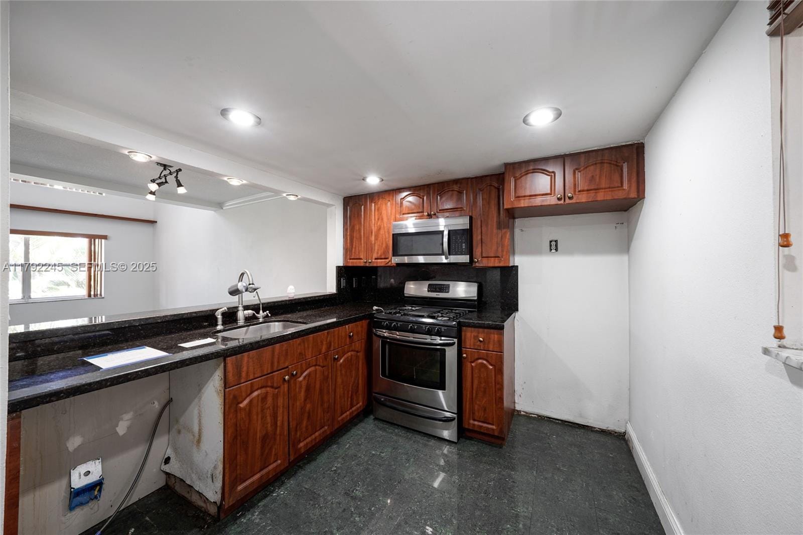 17911 NW 68th Avenue P208, Hialeah, FL 33015 photo 8