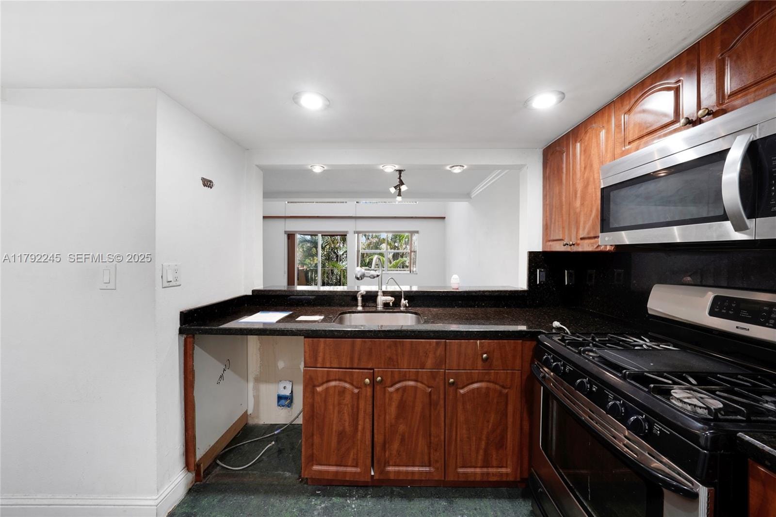 17911 NW 68th Avenue P208, Hialeah, FL 33015 photo 9