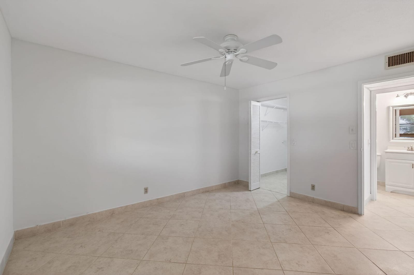 228 Brittany E — photo 12