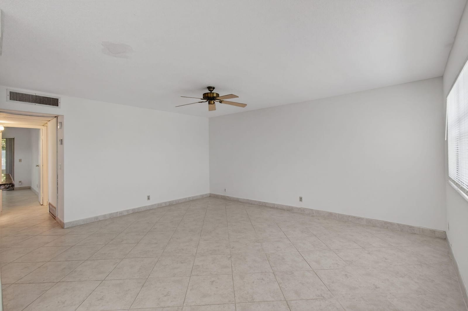 228 Brittany E — photo 4