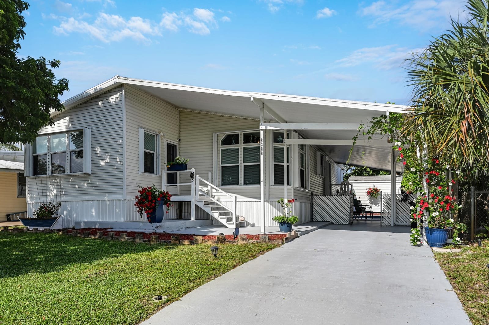 8386 SE Wren Avenue, Hobe Sound, FL 33455