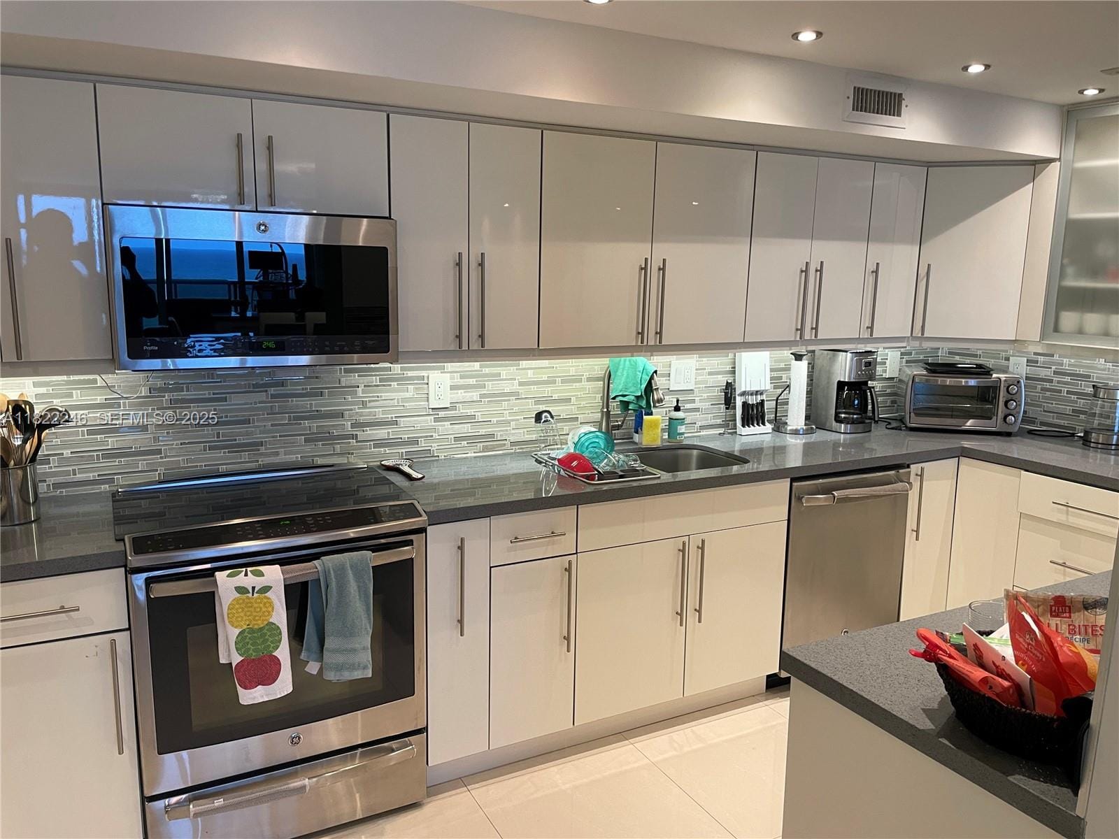 6039 Collins Avenue 1525, Miami Beach, FL 33140 photo 4
