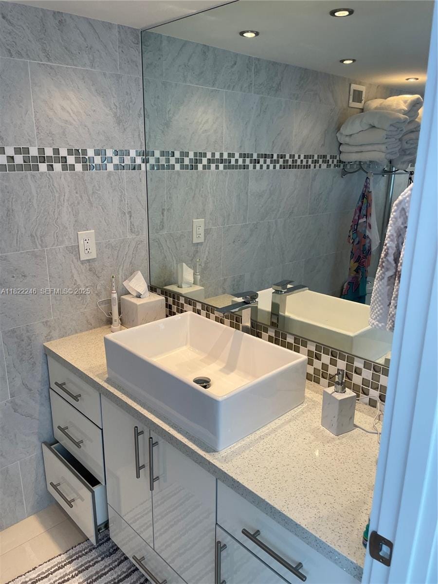 6039 Collins Avenue 1525, Miami Beach, FL 33140 photo 10