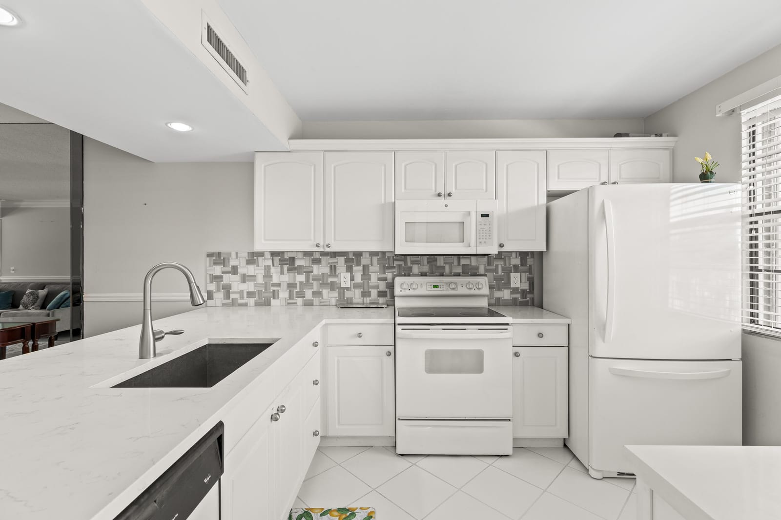 6073 Balboa Circle 303, Boca Raton, FL 33433 photo 3