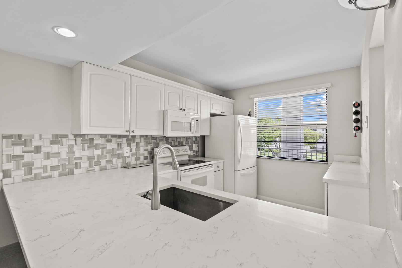 6073 Balboa Circle 303, Boca Raton, FL 33433 photo 8