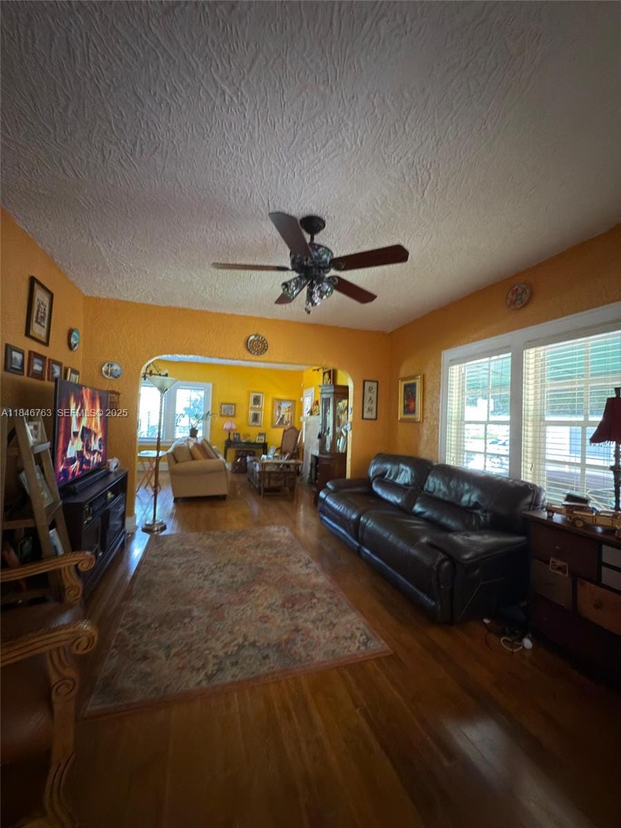537 Glen Way, Miami Springs, FL 33166 photo 4