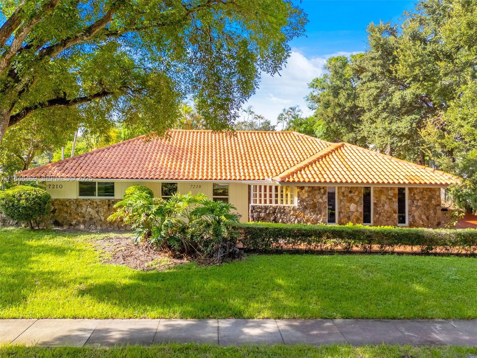 7210 W Troon Circle, Miami Lakes, FL 33014