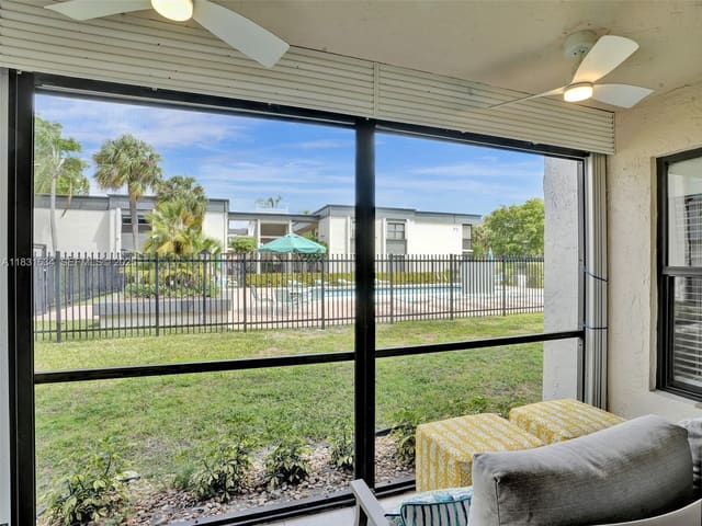245 SE 10th Street 4B, Deerfield Beach, FL 33441