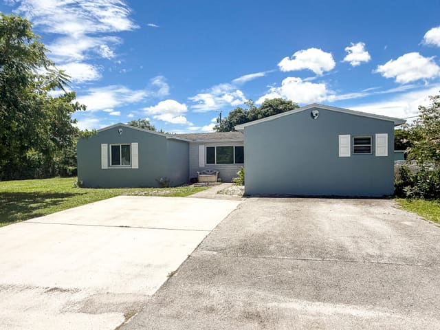 1097 Palmetto Road, Haverhill, FL 33417
