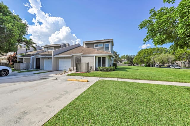 601 Woodgate Lane E, sold in Woodgate, Fort Lauderdale, FL