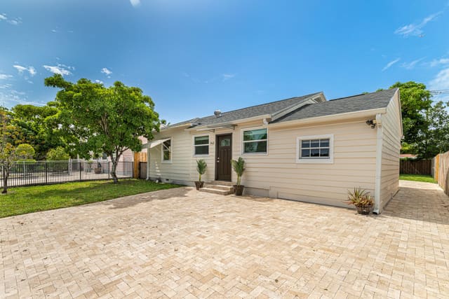 942 Sunset Road, West Palm Beach, FL 33401