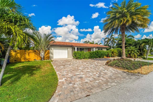 240 SE 15th Avenue, sold in Snug Harbor, Palm Beach Gardens, FL