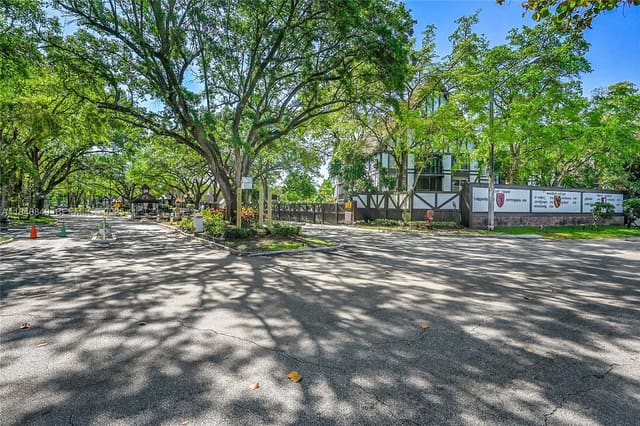 3680 Inverrary Drive 1X, Lauderhill, FL 33319
